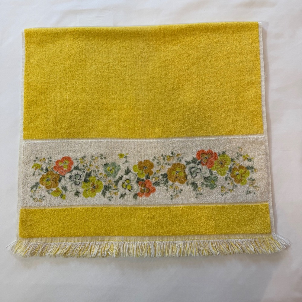 Vintage Floral Bath Towel Yellow Pansy Border MCM Retro 70s Fringed JC Penney